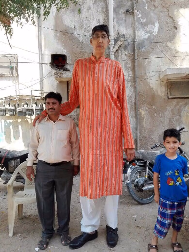 Với chiều cao 2,38 mét, Naseer Soomro là một trong những người đàn ông cao nhất Pakistan. Ảnh: The Richest.