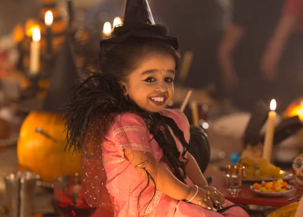Jyoti Amge, sinh vào tháng 12/1993, có chiều cao 62,74 cm. Được biết, cô bé tí hon này từng đóng vai trong loạt phim truyền hình nhiều tập ngắn kinh dị của Mỹ "American Horror Story: Freak Show". Ảnh: The Richest.