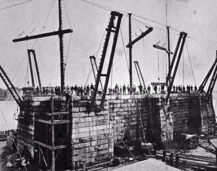 Đám đông đứng trên phần móng của cây cầu Brooklyn, thành phố New York, ngày 21/9/1872.
