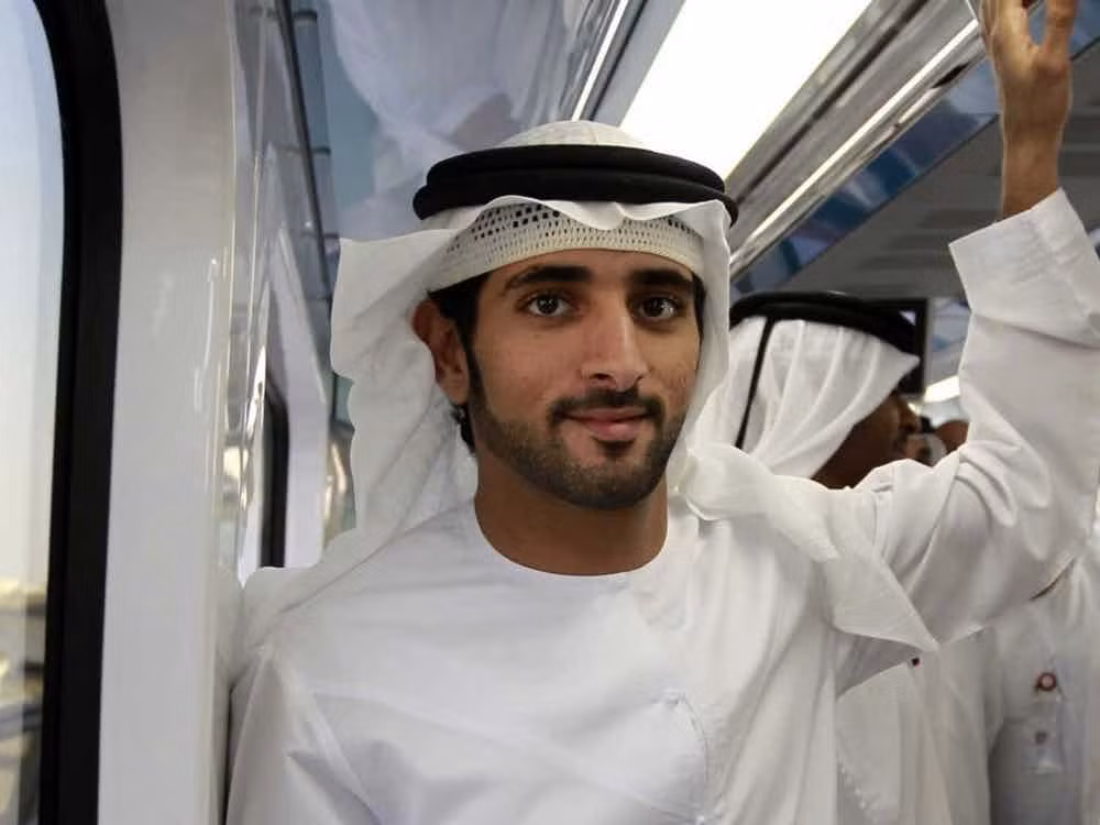 Hoàng tử Dubai Hamdan bin Mohammed bin Rashid al Maktoum sở hữu chiếc xe Mercedes sang trọng "đính" kim cương. Khi ngắm cảnh trên biển, Hoàng tử Hamdan sử dụng chiếc du thuyền lớn nhất thế giới trị giá 300 triệu USD. Ảnh: The Richest.