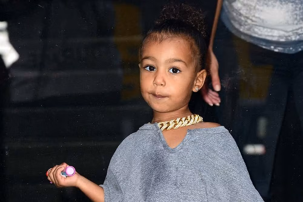 North West là con gái của cặp vợ chồng nổi tiếng Kim Kardashian và Kanye West. Sinh ra trong gia đình giàu có nên West cũng được tận hưởng cuộc sống trong nhung lụa từ bé. North có một kiểu tóc riêng, đeo kim cương trị giá 50.000 USD và mặc trang phục của những hãng thời trang nổi tiếng như Givenchy. Cô bé ghét phải mặc bộ đồ nào đó hai lần. Ảnh: The Richest.