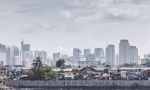 Tuy nhiên, tại Metro Manila, cách không xa những dãy nhà ổ chuột ẩm thấp, xiêu vẹo lại là những toà nhà cao tầng hiện đại, hoành tráng, biểu trưng cho sự phát triển của đất nước bốn bề giáp biển này.