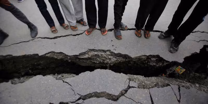 Sáu nhà khoa học Italy bị cáo buộc tội ngộ sát và đối mặt với 6 năm tù giam cùng khoản tiền bồi thường thiệt hại hơn 8 triệu USD do dự báo sai về nguy cơ động đất xảy ra. Trận động đất mạnh 6,3 độ Richter năm 2009 đã phá hủy thành phố L’Aquila ở miền nam Italy và khiến hơn 300 người thiệt mạng. Ảnh: The Richest.
