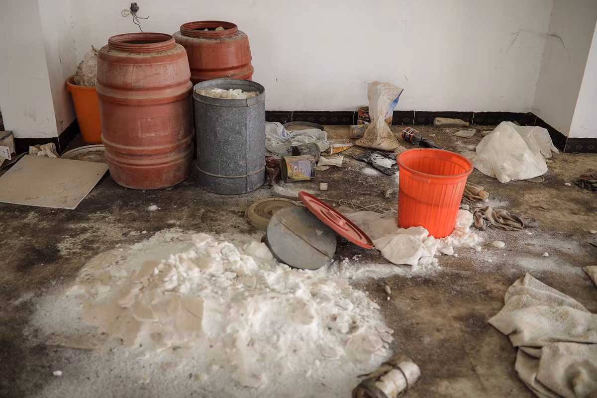Những chất hóa học vương vãi trong một nhà kho ở thị trấn Qaraqosh sạch bóng IS ngày 12/4/2017. Được biết, nhóm IS từng sử dụng những chất hóa học này để chế tạo bom. Ảnh: The Atlantic.