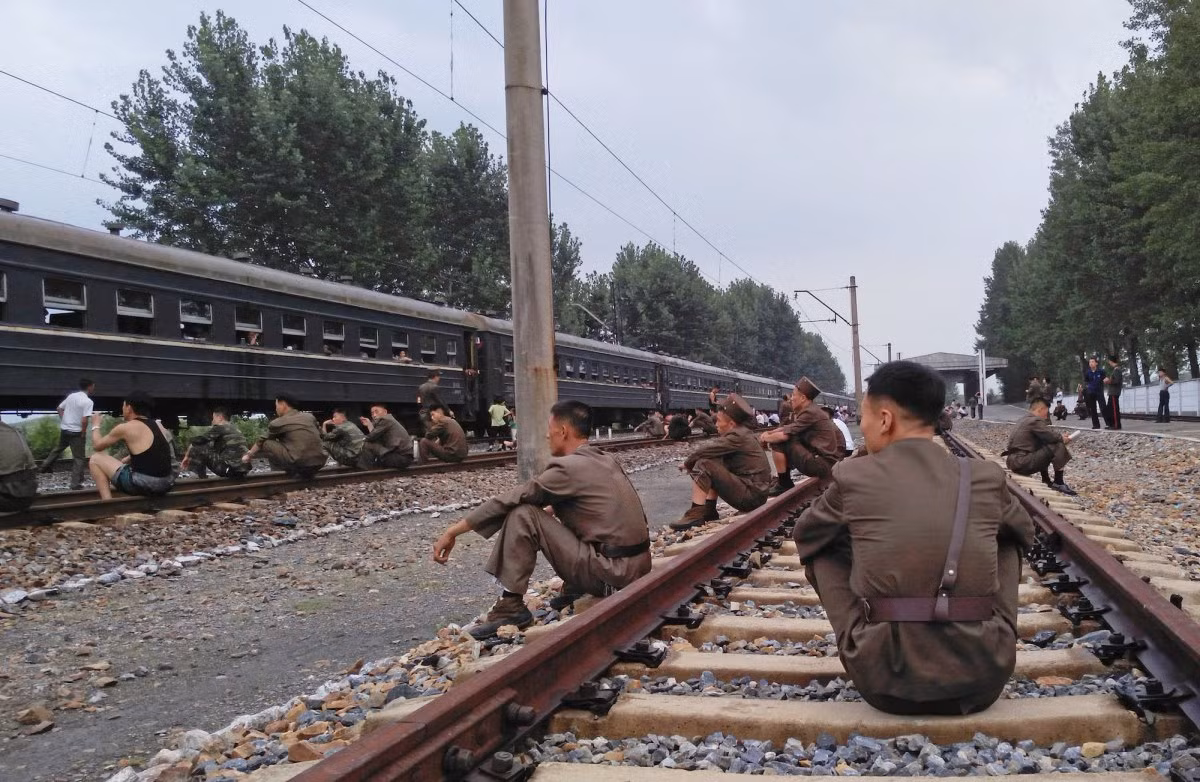 Binh sĩ Triều Tiên ngồi nghỉ trên đường ray tàu hỏa.