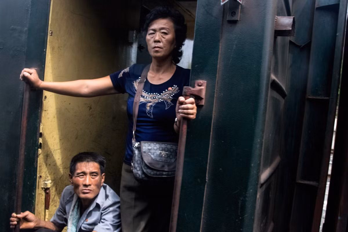 “Một cảnh sát và binh sĩ Triều Tiên đã chặn tôi lại và kiểm tra điện thoại của tôi. Tôi đã giấu hầu hết các bức ảnh chụp được nhưng một vài ảnh vẫn bị xóa”, Chu kể lại.