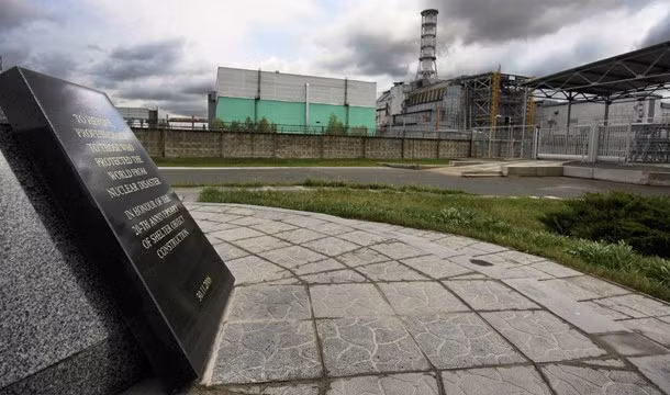  Thảm họa hạt nhân Chernobyl xảy ra vào ngày 26/4/1986 khi nhà máy điện nguyên tử Chernobyl ở Pripyat, Ukraine, bị nổ. Theo Ủy ban Điều tiết Hạt nhân Mỹ (NRC), 28 công nhân làm việc tại nhà máy Chernobyl đã tử vong trong vòng 4 tháng sau khi vụ nổ xảy ra. Ảnh: List25.
