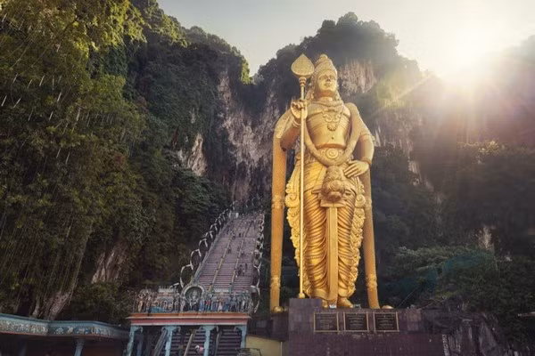 Với chiều cao 42 mét, tượng thần Murugan trước cửa hang động Batu ở Selangor, Malaysia, là bức tượng thần đạo Hindu cao thứ hai trên thế giới. Đây cũng là bức tượng cao nhất Malaysia, được làm từ 250 tấn thép và 300 lít sơn vàng. Ảnh: WL.