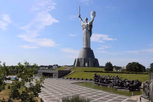 Tượng đài kỷ niệm Motherland Monument ở thủ đô Kiev, Ukraine, có chiều cao 61 mét. Người ta có thể nhìn thấy tượng đài này từ nhiều địa điểm ở Kiev. Ảnh: WL.