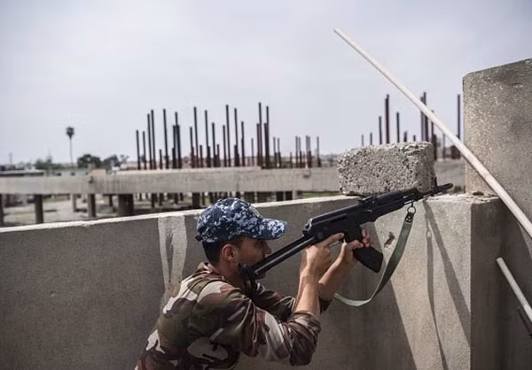 Binh sĩ Iraq ngắm bắn các tay súng IS. Ảnh: FNA.