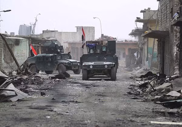 Xe quân sự của quân đội Iraq đi qua một con đường ở thành phố Mosul. Ảnh: FNA.