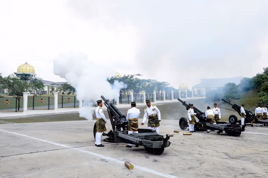 21 phát đạn đại bác đã được bắn lên để chào mừng trong khi ban nhạc của Không quân Hoàng gia Malaysia cử hành quốc ca. Buổi lễ được truyền hình trực tiếp trên Đài Phát thanh Truyền hình Malaysia. Ảnh: Malaysia Chronicle.
