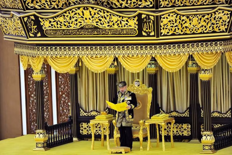 Quốc vương tuyên thệ nhậm chức, cam kết thực hiện nhiệm vụ của mình phù hợp với luật pháp và hiến pháp, đồng thời luôn luôn bảo vệ đạo Hồi. Ảnh: Bernama.