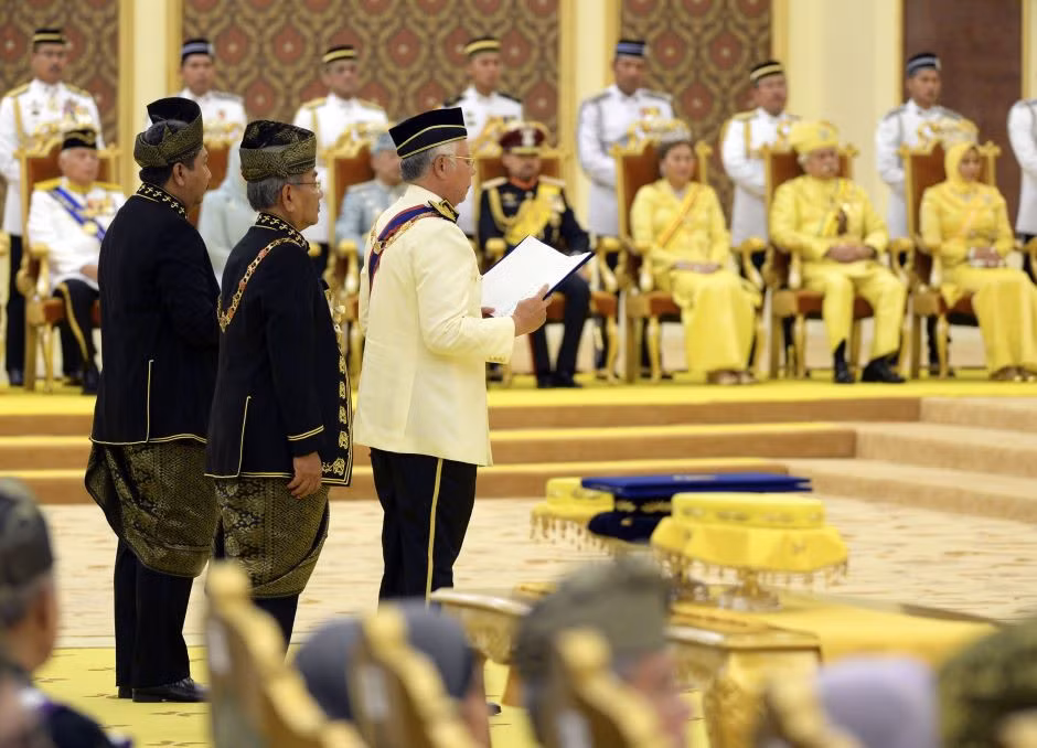 Thủ tướng Datuk Seri Najib Tun Razak tuyên bố ông Sultan Muhammad V đã được Hội nghị các Nhà cai trị chọn là Yang di-Pertuan Agong thứ 15 (Quốc vương và người đứng đầu nhà nước Malaysia) vào ngày 14/10 năm ngoái. Ảnh: Malaysia Chronicle.
