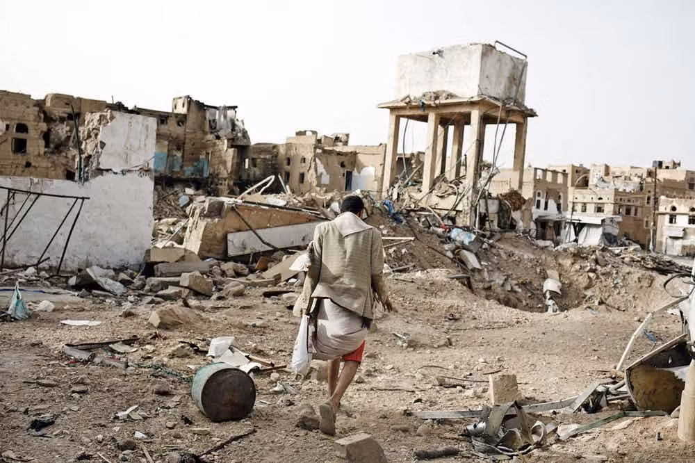 Nhiều thành phố đã bị phá hủy hoàn toàn trong cuộc nội chiến ở Yemen. Thủ đô Sanaa cũng bị hư hại nặng nề trong chiến tranh và hai triệu người đang phải tìm chỗ ở mới để lánh nạn. Tại Al Hudaydah, thành phố lớn thứ tư ở Yemen cũng nằm dưới sự kiểm soát của lực lượng nổi dậy Houthi, nhiều dân thường vô tội thiệt mạng do các vụ không kích của liên quân Arập. Ảnh The Richest