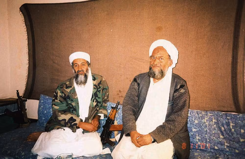 Mạng lưới khủng bố Al-Qaeda hiện diện mạnh mẽ ở Yemen. Được biết, gia đình của trùm khủng bố Osama bin Laden từng sinh sống tại quốc gia này trước khi chuyển tới Ả-rập Xê-út. Ngoài ra, các tay súng thánh chiến Hồi giáo từng tham chiến ở Afghanistan đã chuyển tới Yemen, thành lập mạng lưới khủng bố Al-Qaeda ở Bán đảo Ả-rập (AQAP) năm 2009.