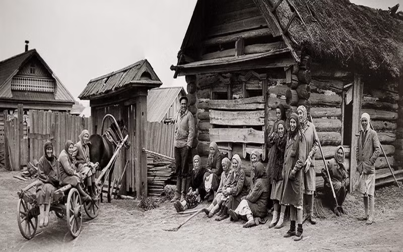 Nhiếp ảnh gia Vladimir Zotov (sinh năm 1939) đã dành phần lớn thời gian trong cuộc đời để ghi lại những bức ảnh phần nào giúp độc giả hiểu thêm về cuộc sống ở Liên Xô. Ảnh chụp người dân ở ngôi làng Shadki năm 1967. Ảnh: ER.