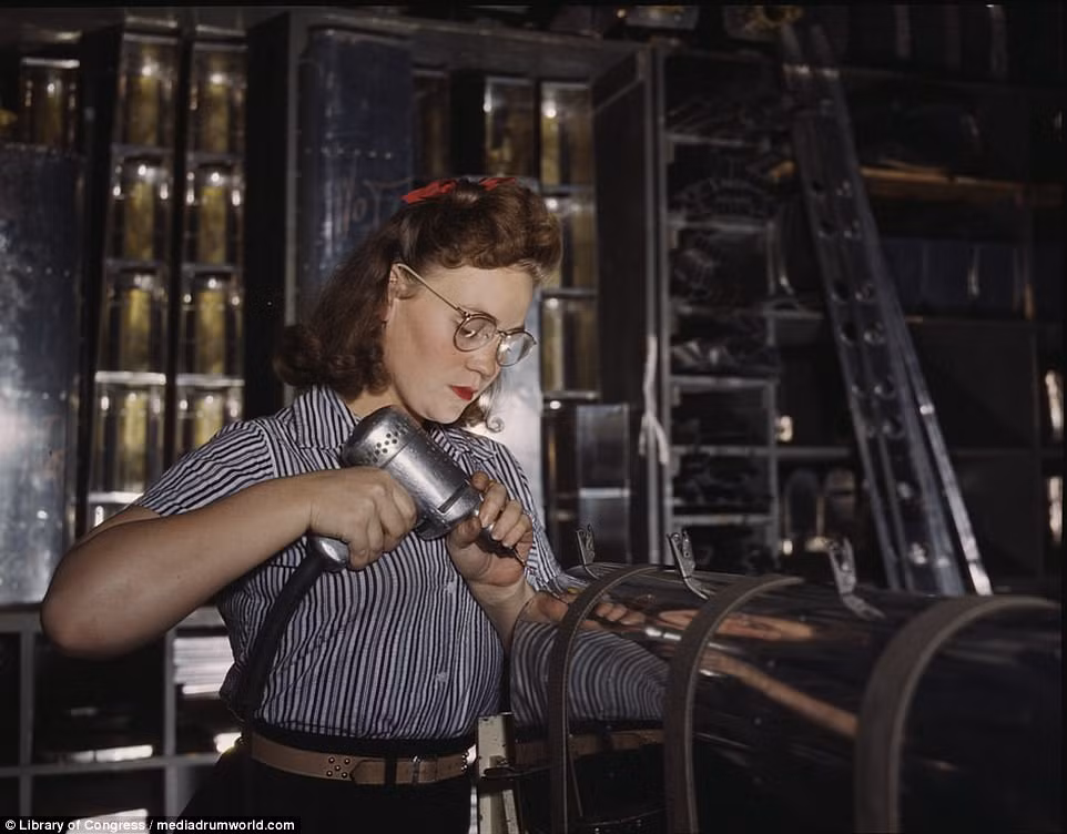 Nữ công nhân tỉ mẩn làm việc tại Công ty Hàng không Bắc Mỹ năm 1943.