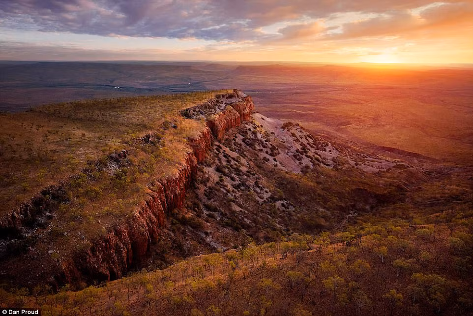 Vùng núi Cockburn Range ở Kimberley, Tây Australia, được chụp vào lúc hoàng hôn buông xuống. Ảnh: Daily Mail.