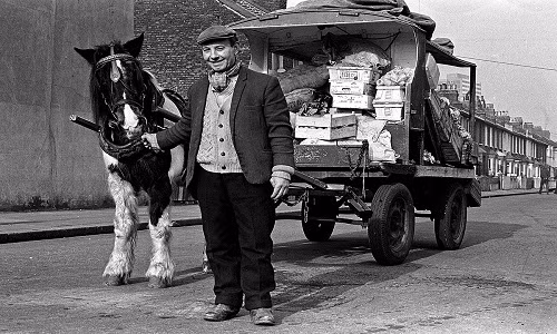 Người đàn ông đem rau đi bán trên đường phố Barking, London, hồi những năm 1960. Ảnh: Vintage.