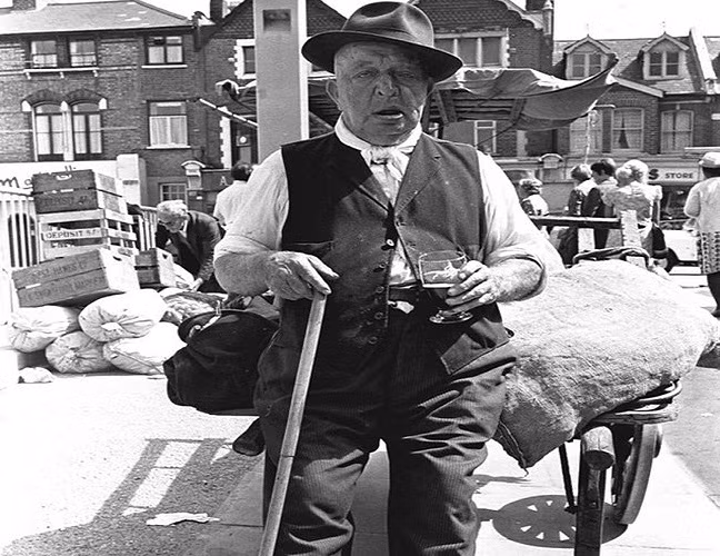 Người đàn ông lớn tuổi tại một địa điểm ở phía đông thủ đô London. Ảnh: Vintage.