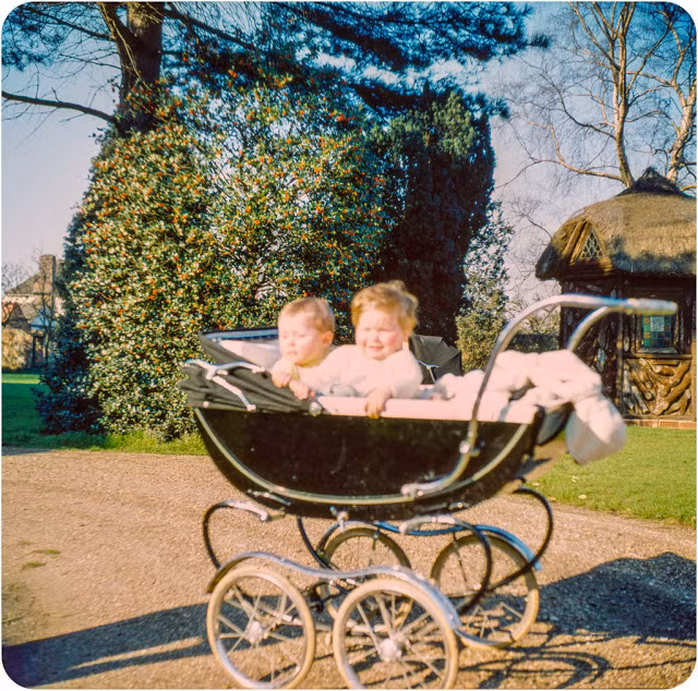 Hai em nhỏ ngồi trên xe đẩy ở St. Ives hồi những năm 1960. Ảnh: VT.