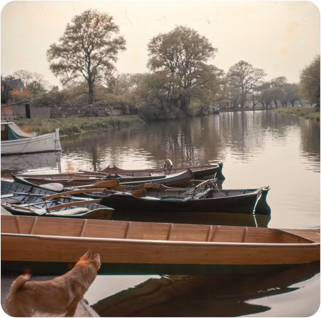 Những con thuyền neo đậu bên bờ sông Ouse, Cambridgeshire, hồi tháng 6/1960. Ảnh: VT.