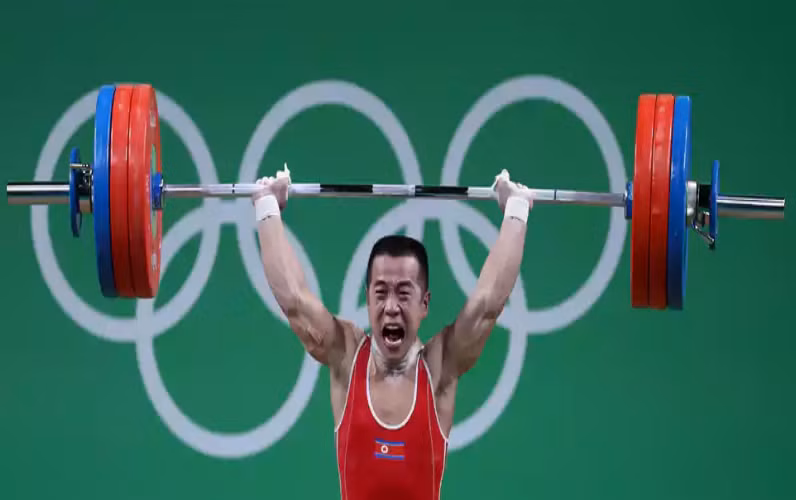 Các vận động viên Triều Tiên tham dự Olympic mà không giành được huy chương sẽ bị trừng phạt. Được biết, tại World Cup 2010, đội tuyển Triều Tiên đã để thua 0-7 trước Bồ Đào Nha. Sau đó, hầu hết cầu thủ và huấn luyện viên Triều Tiên đã bị đưa tới trại cải tạo lao động. 