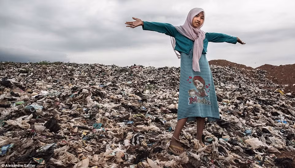Cam canh muu sinh tai bai rac khong lo o Indonesia