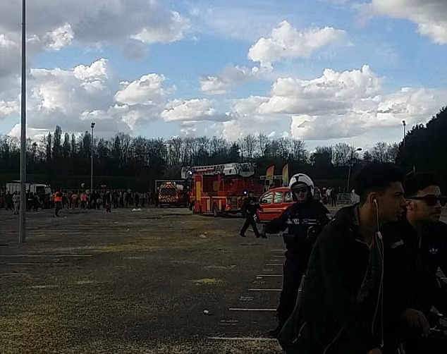 Ngay sau đó, cảnh sát và lực lượng cứu hộ đã được điều động tới hiện trường, đưa các nạn nhân đến bệnh viện điều trị. Ảnh: Daily Mail.