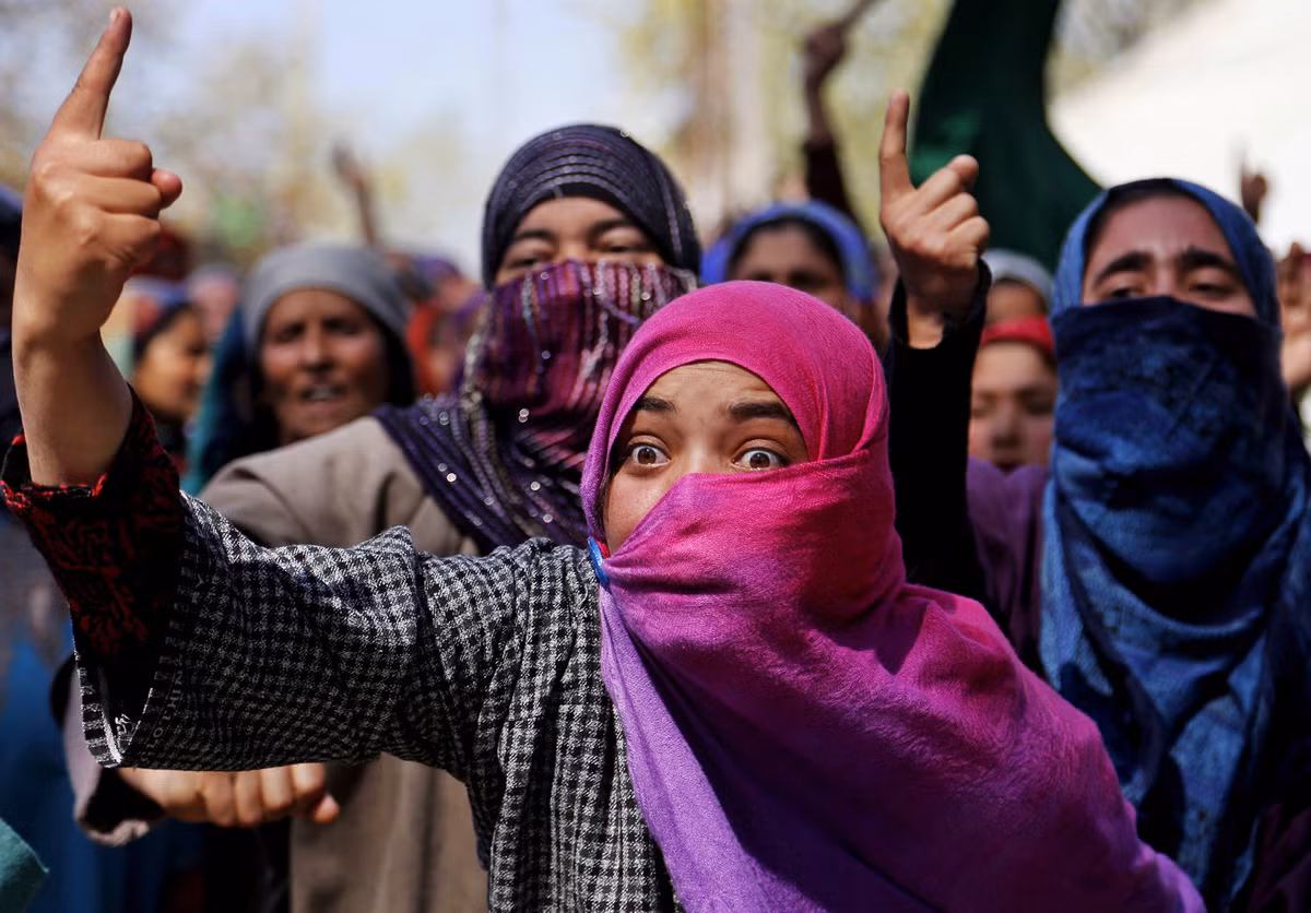 Phụ nữ Kashmir hô vang khẩu hiệu ủng hộ tự do trong đám tang của Umer Farooq, người đã bị bắn chết ở làng Baroosa, cách Srinagar khoảng 34 km về phía đông bắc, hôm 10/4. Ảnh: The Atlantic.