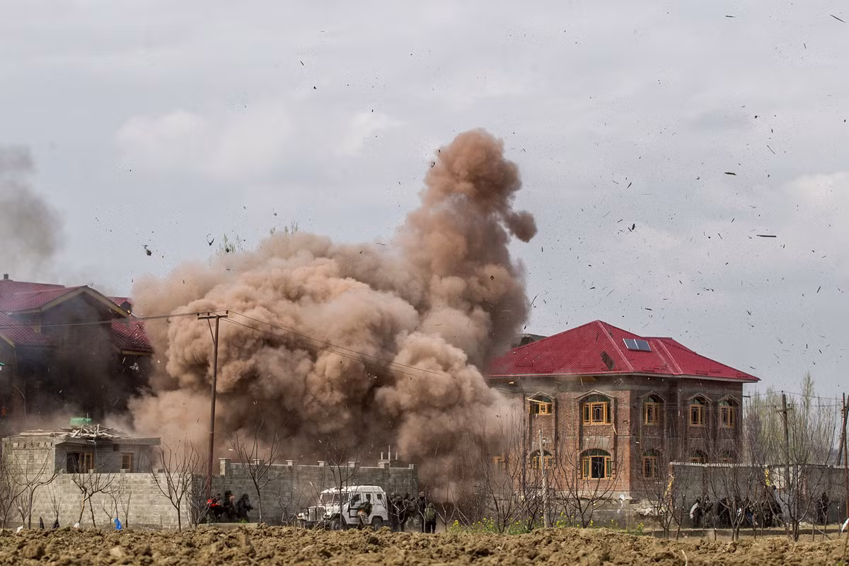 Khói bốc lên từ một ngôi nhà bị tấn công ở thị trấn Chadoora, cách Srinagar khoảng 25 km về phía nam, ngày 28/3/2017. Ảnh: The Atlantic.