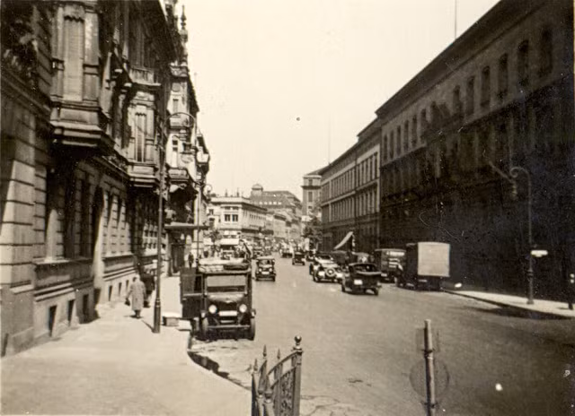 Những chiếc ô tô đỗ hai bên đường ở Berlin. Ảnh: VT.