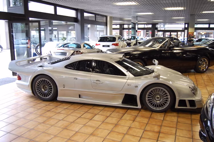 Thay vì động cơ đặt trước, dẫn động cầu sau như CLK thường, CLK GTR là một siêu xe đúng nghĩa với kiểu bố trí động cơ đặt giữa. Xuất phát điểm là một mẫu xe đua, kiểu dáng của CLK GTR cũng không được hãng xe Mercedes thay đổi khi đưa vào sản xuất giới hạn với số lượng nhỏ.