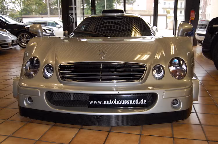 Mang tên CLK giống như một dòng coupe cỡ trung hạng sang của Mercedes vào thời kỳ đó, tuy nhiên CLK GTR sở hữu thiết kế hoàn toàn khác biệt. Những điểm chung duy nhất của CLK GTR ở ngoại thất so với chiếc CLK thường chỉ bao gồm cặp đèn pha, đèn hậu và lưới tản nhiệt.
