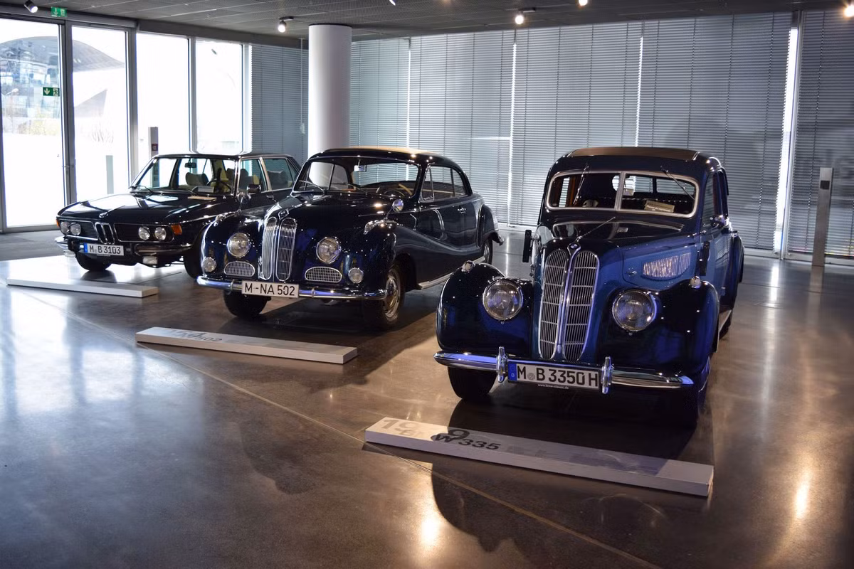 Tuy nhiên, BMW Welt vẫn không thể khiến khách hàng "choáng ngợp" bằng bảo tàng của hãng, khi nơi đây có số lượng và chủng loại xe cực kỳ đa dạng. Để đem tới trải nghiệm tốt nhất cho khách hàng, BMW đã chia bảo tàng ra thành nhiều khu trưng bày riêng lẻ như xe cổ, các dòng xe dân dụng, xe từ bộ phận thể thao M-Sport, xe đua và xe ý tưởng.