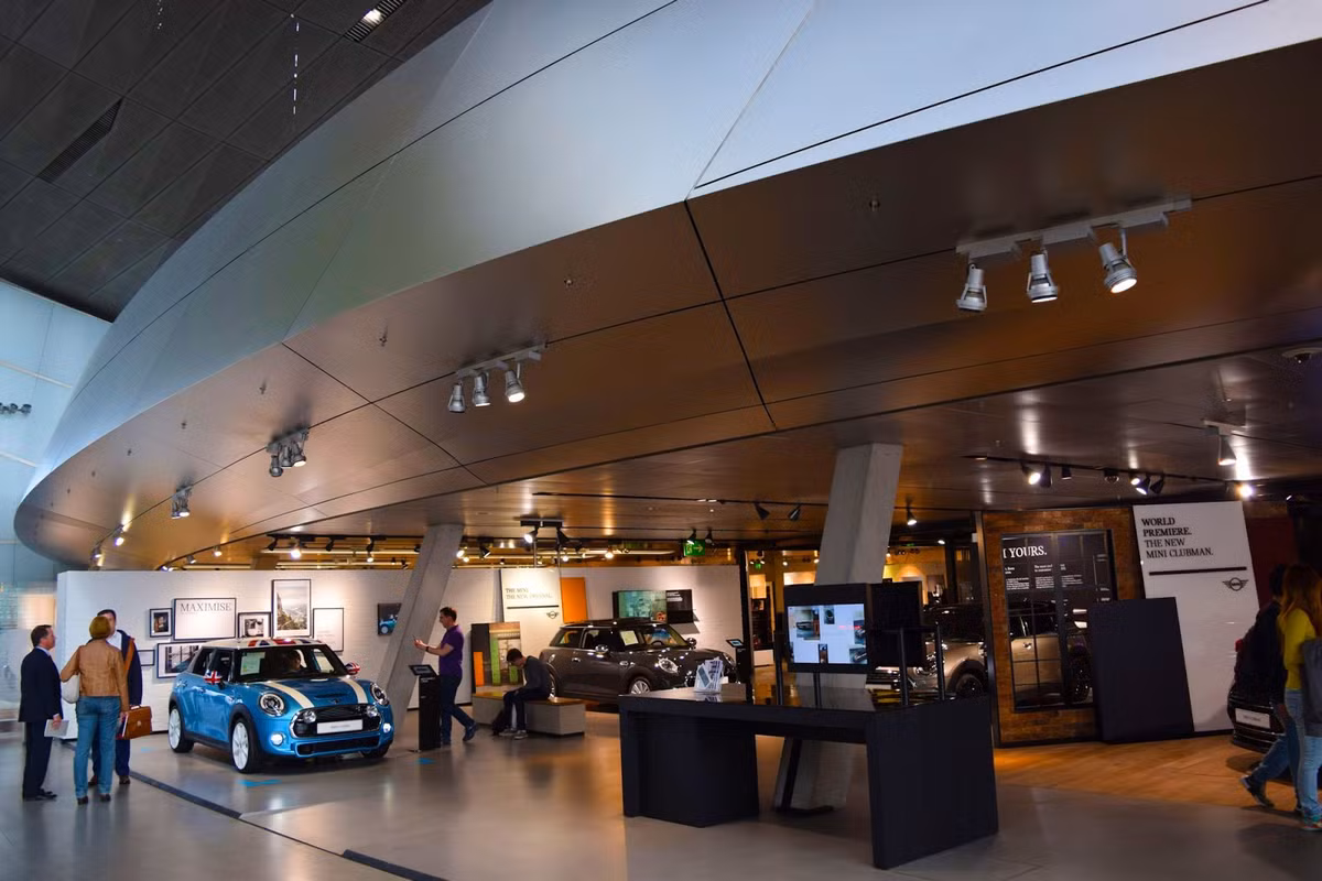 Nằm đối diện nhà máy, BMW Welt là đại lý xe BMW lớn nhất Thế giới, đồng thời cũng là trung tâm giao xe, nơi mà những khách hàng nhiệt tình sẽ trực tiếp nhận chìa khóa trực tiếp trong một lễ trao xe đặc biệt. Showroom này trưng bày toàn bộ các dòng xe đang được sản xuất của BMW, cũng như các thương hiệu con Rolls-Royce hay MINI.