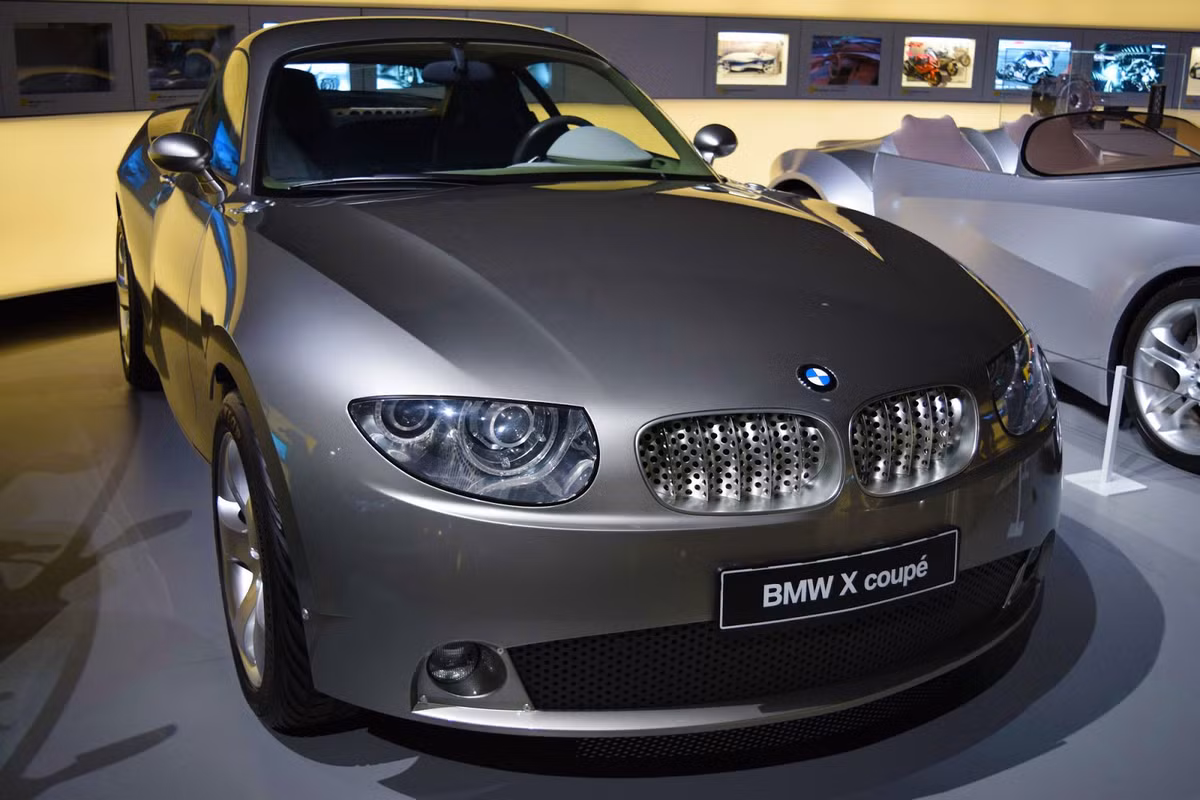 Một mẫu xe ý tưởng độc đáo khác là chiếc X Coupe vào năm 2001 của BMW. Dựa trên cơ sở X5, có thể nói X Coupe đã đóng vai trò quan trọng dẫn tới việc BMW tạo ra dòng X6 sau này, dù chiếc xe có thân dạng coupe 2 cửa truyền thống. Điểm đặc biệt của X Coupe là phần thân xe phía sau mở lật sang bên.