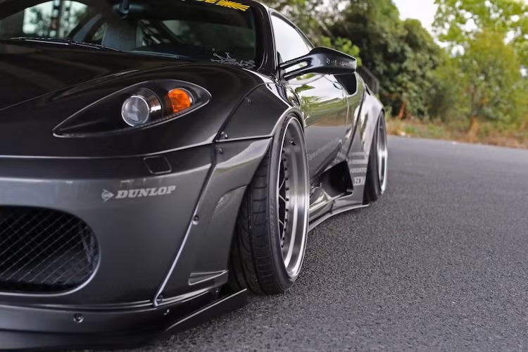 Theo đúng phong cách Liberty Walk, cả 4 vòm bánh xe của F430 đã được nới rộng bằng các tấm ốp được khoan lỗ bắt vít vào thân xe. Để vừa với hốc bánh lớn hơn, bộ mâm Rotiform thiết kế nhiều nan với lòng cực rộng đã được hãng độ này lựa chọn.