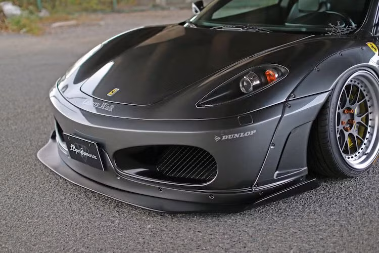 Gói widebody của Liberty Walk gồm 2 phiên bản được làm từ những chất liệu khác nhau là sợi thủy tinh hoặc sợi carbon, nhưng chúng đều có thiết kế giống nhau. Ở phía trước, Liberty Walk đã giữ nguyên cản trước của F430 nguyên bản, sau đó lắp cho chiếc xe cánh khuếch tán khí động học bên dưới cản.