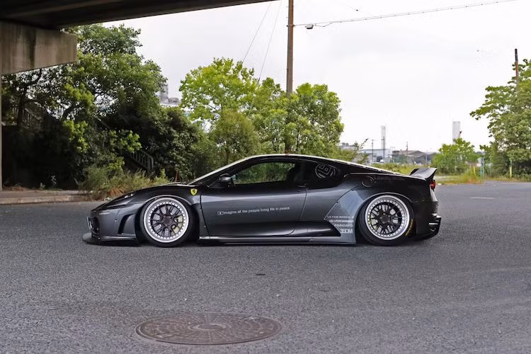 Dọc theo chiều dài cơ sở của Ferrari F430, Liberty Walk còn ốp một tấm nẹp khí động học cho xe. Với hệ thống treo khí điều chỉnh độ cao, gầm xe có thể được hạ sát đất, khiến chiếc Ferrari càng giống một mẫu xe đua thực thụ hơn.