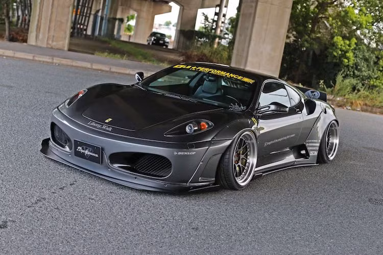 Dù có vẻ ngoài dữ dằn nhưng ở bên dưới khoang máy, chiếc F430 độ kit Liberty Walk vẫn sở hữu khối động cơ 4.3l V8 nạp khí tự nhiên nguyên bản với công suất tối đa 483 mã lực và mô-men xoắn cực đại 465 Nm. Xe có khả năng tăng tốc từ 0-100 km/h trong 3,9 giây trong khi tốc độ tối đa đạt trên 315 km/h.