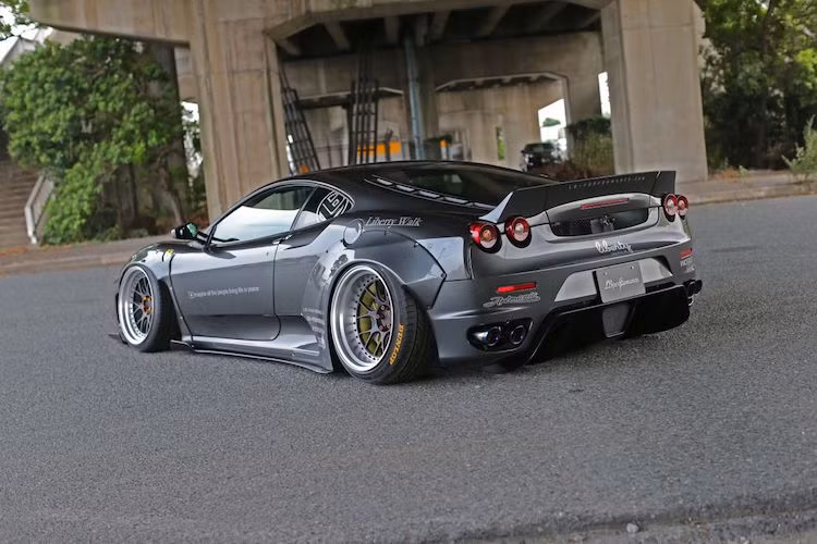 Tương tự như phía trước, cản sau nguyên bản của F430 cũng đã được Liberty walk giữ nguyên, chỉ lắp thêm các cánh khuếch tán không khí dưới gầm xe. Kết thúc các thay đổi ngoại thất là một cánh đuôi dạng nẹp "đuôi vịt" được gắn trước nắp động cơ của xe.