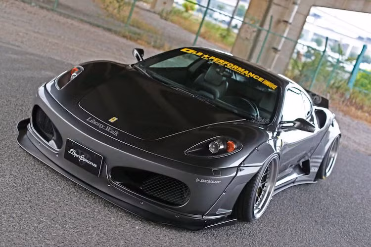 Trước 458 Italia và 488 GTB, siêu xe Ferrari F430 với mui trần và động cơ đặt giữa đại diện cho Ferrari từ năm 2004 tới 2009. Sau gần 8 năm ngừng sản xuất, chiếc siêu xe này vừa được hãng độ body nổi tiếng Nhật Bản Liberty Walk "lột xác" với bộ widebody hoàn toàn mới.