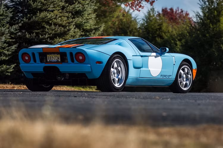 So với các phiên bản thường, Ford GT Heritage Edition chỉ có khác biệt duy nhất đó là màu sơn xanh/cam giống chiếc xe đua GT40 Mk1 trong quá khứ. Phiên bản này chỉ được sản xuất trong duy nhất năm 2006.