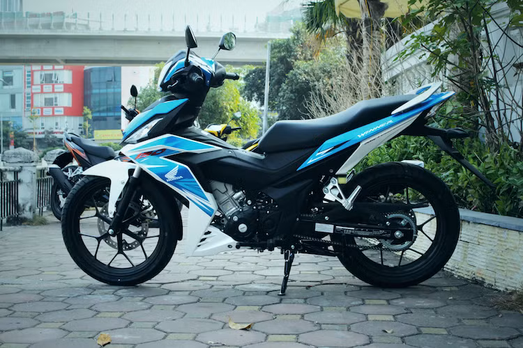 Winner mang phong cách thể thao với thiết kế nhiều lớp, khung xe và vỏ xe với cấu tạo 3 chiều khí động học. Với kích thước 2.025 x 725 x 1.102 mm, Winner 150 hiện đang là mẫu xe có kích thước lớn nhất trong phân khúc underbone côn tay thể thao tại Việt Nam. Sở hữu khoảng sáng gầm lên tới 167 mm, chiếc xe cũng có thể dễ dàng trèo qua các chướng ngại vật bất ngò khi "phượt" hay leo lên các vỉa hè cao trong thành phố.