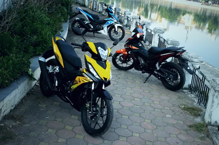 Vừa qua, mẫu xe côn tay đầu tiên của Honda được sản xuất tại Việt Nam là Honda Winner 150 đã được bổ sung thêm 3 màu sắc mới là vàng, cam và xanh da trời. Động thái này của Honda Việt Nam được cho là nhằm tăng thêm lựa chọn, giúp lôi kéo thêm khách hàng trẻ đến với Winner sau khi cân nhắc với "ông vua underbone" Yamaha Exciter 150.