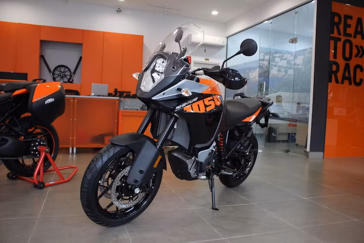 Ra mắt lần đầu vào năm 2014, KTM 1050 Adventure là mẫu xe địa hình đường trường tầm trung của hãng xe Áo KTM, nằm dưới dòng 1290 Adventure cao cấp nhất. Tại Việt Nam, bên cạnh F800GS của BMW, 1050 Adventure là 1 trong 2 mẫu môtô adventure tầm trung - cao cấp được phân phối chính hãng tại Việt Nam.