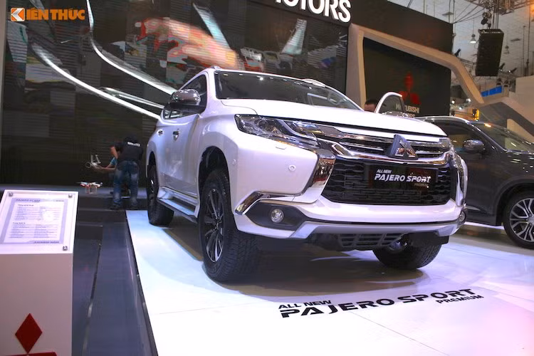 Tại triển lãm ôtô Việt Nam, Mitsubishi Việt Nam đã chính thức ra mắt Pajero Sport thế hệ mới, được hãng gọi là Pajero Sport Premium. Dựa trên nền tảng chassis của mẫu bán tải Triton, Pajero Sport hướng tới các đối thủ cũng được xây dựng trên khung sàn bán tải như Toyota Fortuner, Ford Everest, Isuzu MU-X hay Chevrolet Trailblazer.