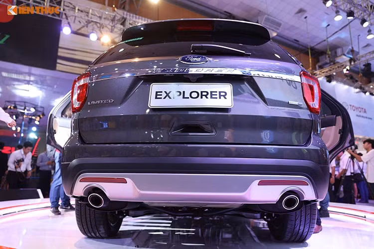 Ford Explorer sử dụng động cơ EcoBoost 2.3L cho công suất 280 mã lực và đạt mô men xoắn cực đại 420Nm.Đây là động cơ nhỏ gọn nhưng đảm bảo hiệu suất tương đương các động cơ cỡ lớn khác với mức tiêu hao nhiên liệu giảm 20%. Cùng với đó là hộp số tự động 6 cấp Select Shift cùng các công nghệ hỗ trợ người lái tiên tiến.